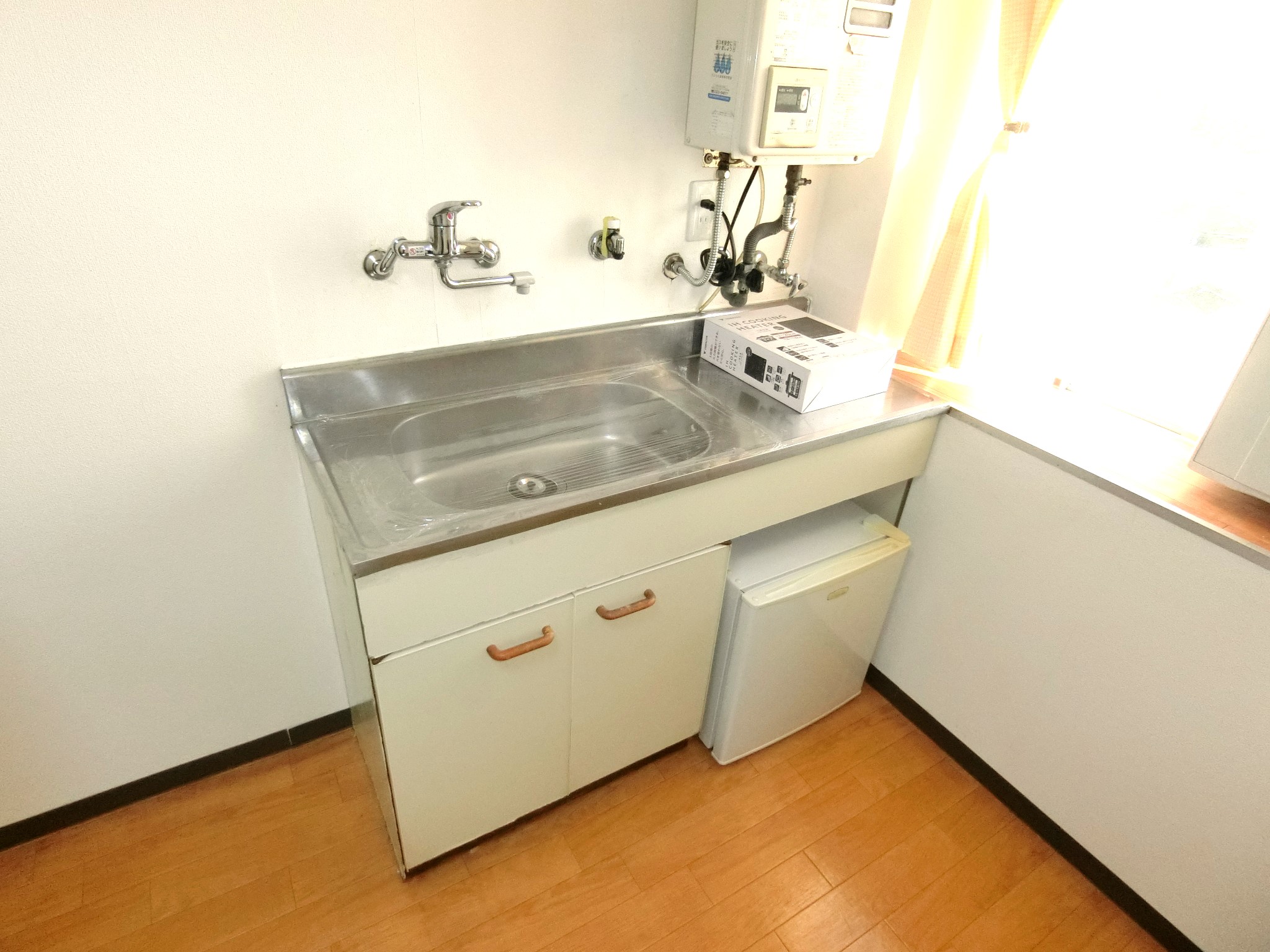 キッチン　小型冷蔵庫とＩＨコンロが付きますよ！