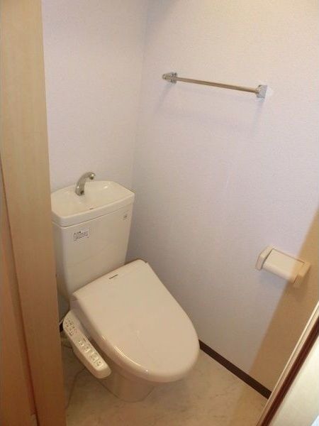 トイレ　※写真は別号室です。