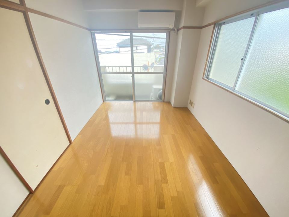 居室・リビング　角部屋で窓があり明るい室内