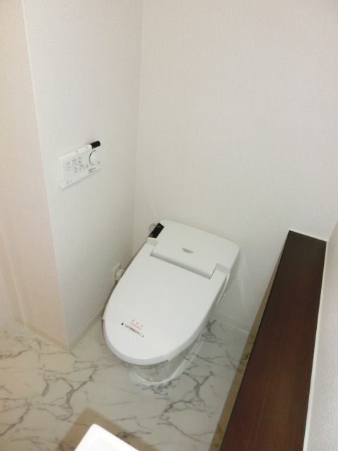 トイレ　タンクレストイレ　ウォシュレット