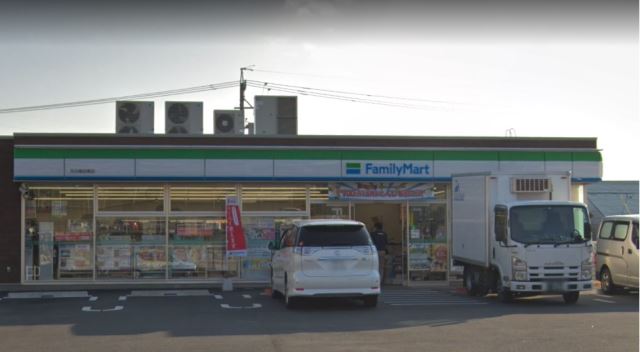 コンビニ　ファミリーマート（コンビニ）まで180m