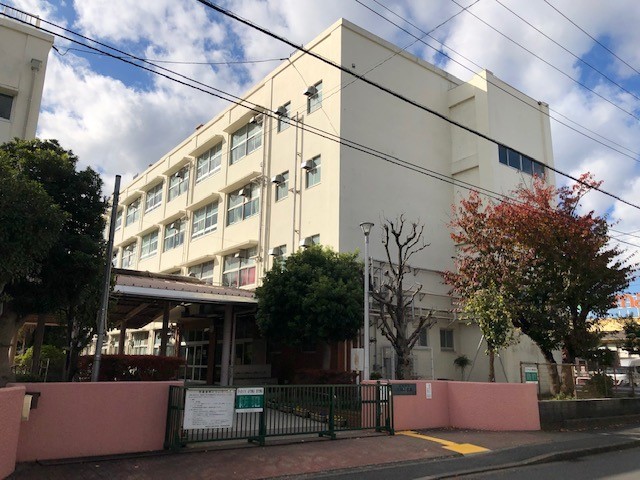 小学校　横浜市立大綱小学校（小学校）まで594m