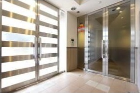 エントランス　落ち着いたエントランスです