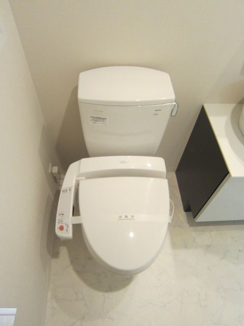 地下鉄御堂筋線 西中島南方駅 徒歩9分 15階建 築18年のトイレ写真