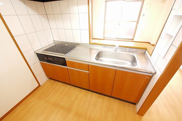 近鉄奈良線 近鉄奈良駅 バス乗車時間：11分 最寄りバス停で下車 徒歩11分 3階建 築16年のキッチン写真