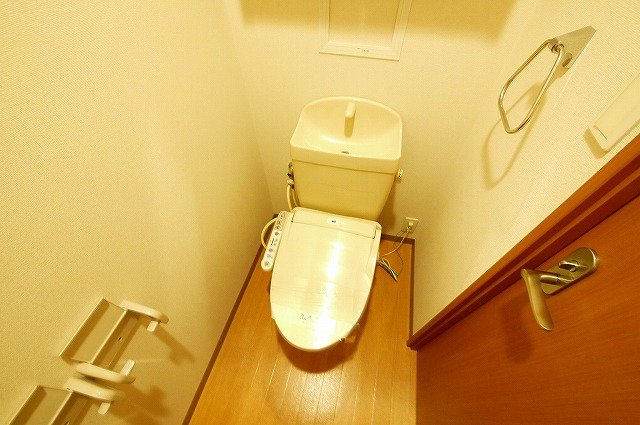近鉄奈良線 近鉄奈良駅 バス乗車時間：11分 最寄りバス停で下車 徒歩11分 3階建 築16年のトイレ写真