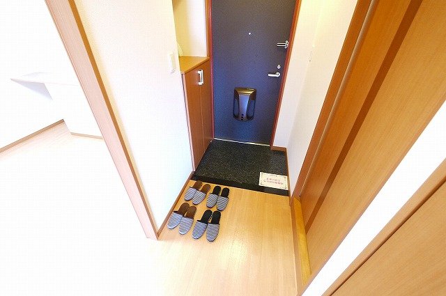 近鉄奈良線 近鉄奈良駅 バス乗車時間：11分 最寄りバス停で下車 徒歩11分 3階建 築16年の玄関写真