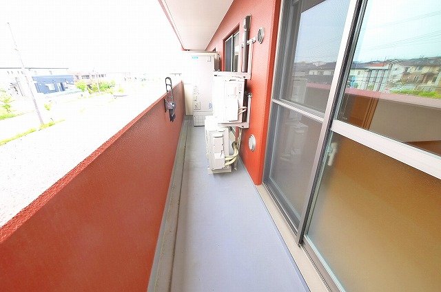 近鉄奈良線 近鉄奈良駅 バス乗車時間：11分 最寄りバス停で下車 徒歩11分 3階建 築16年の内装写真