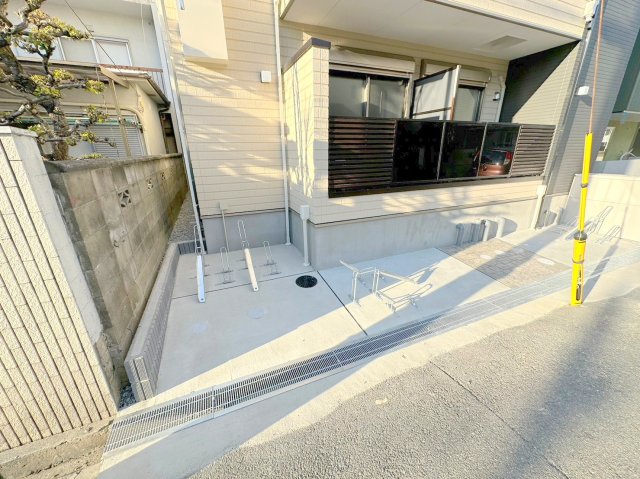 駐車場　敷地内には入居者専用の駐輪スペースもあります。