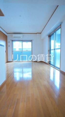 ロイヤル渡辺通IIの居間写真