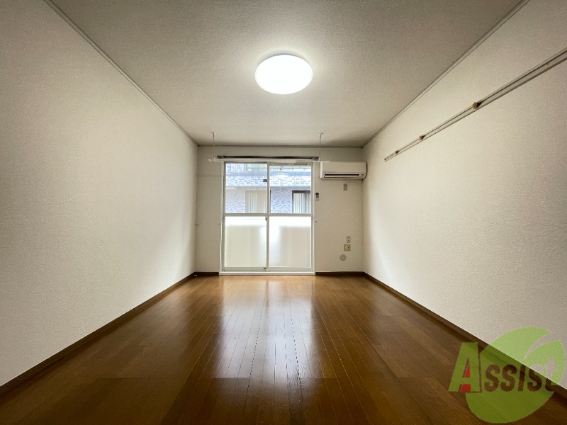 居室・リビング　９帖の洋室です。生活のメインとなる部屋ですね。