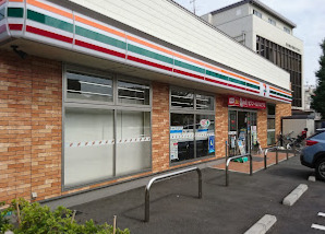 コンビニ　セブン-イレブン 目黒鷹番1丁目店（コンビニ）まで330m