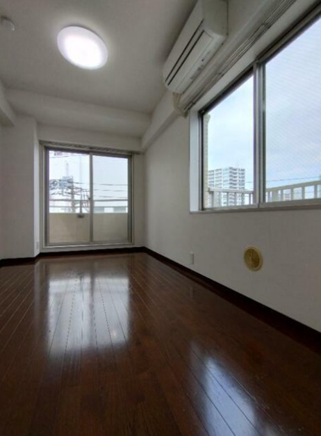 居室・リビング　2面採光の明るいお部屋です。