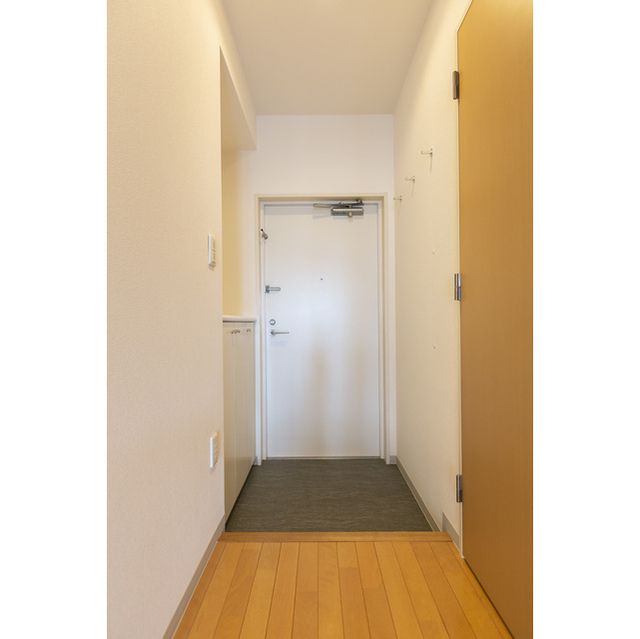 玄関　※別部屋の参考写真です。