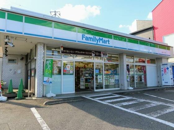 コンビニ　ファミリーマート小金原八丁目店（コンビニ）まで358m