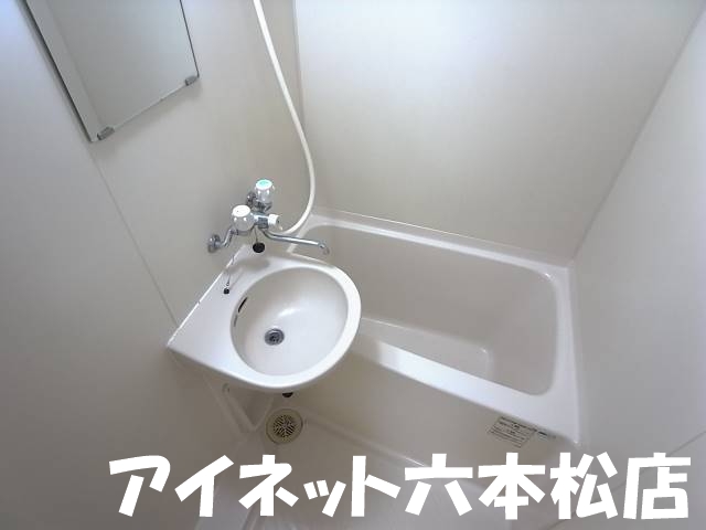 地下鉄七隈線 茶山駅 徒歩9分 4階建 築37年の風呂写真