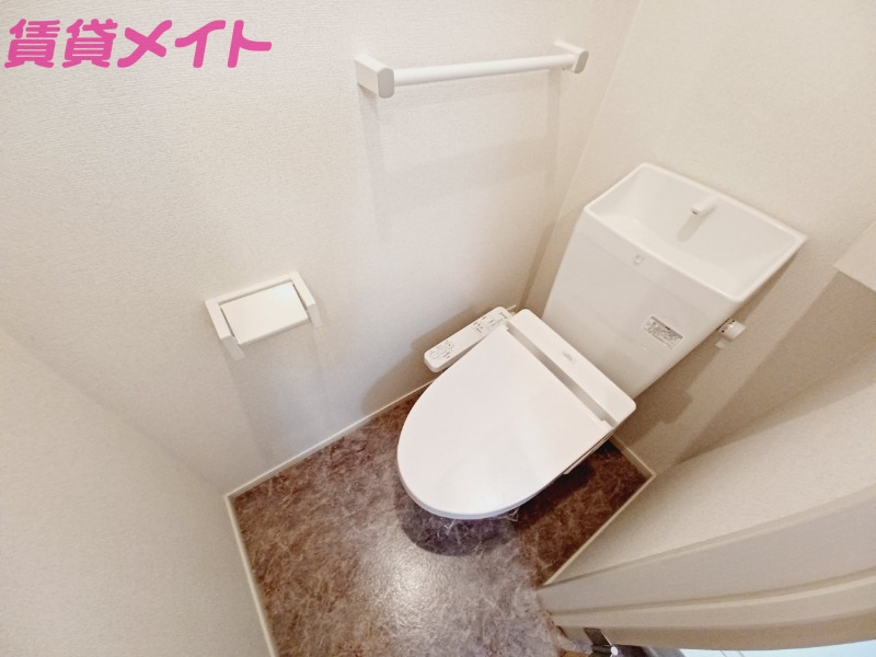 トイレ　同型反転写真