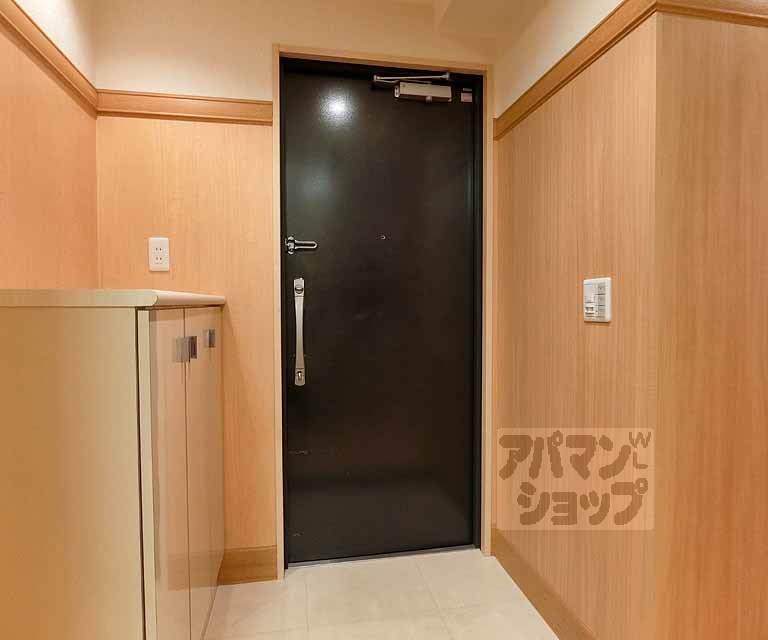 パインフィールド西院の玄関写真