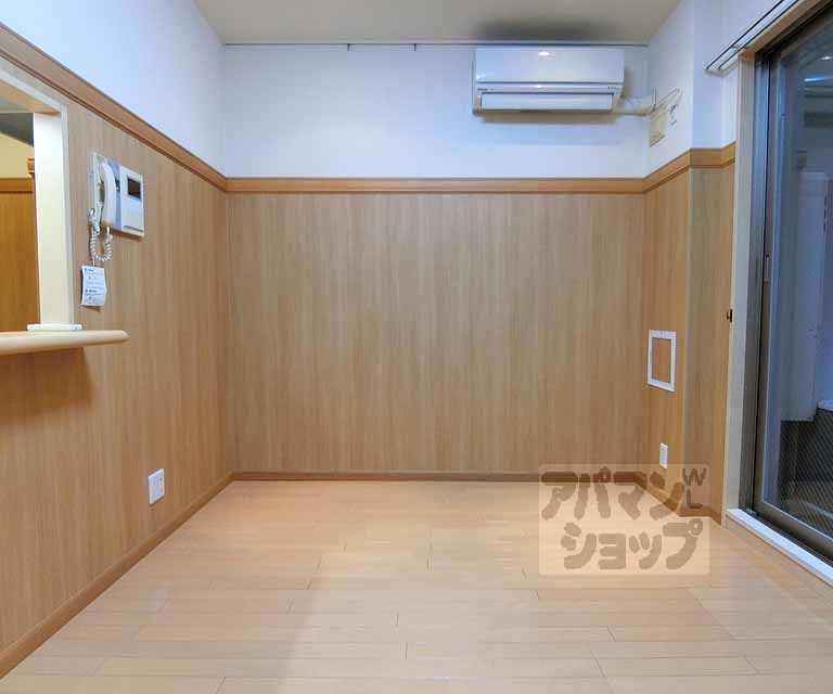 パインフィールド西院の居間写真