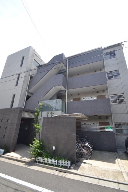 建物外観　住宅街に建つマンション