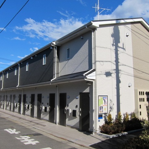 建物外観　玄関ドアはピッキングに強い1ドア2ロック♪