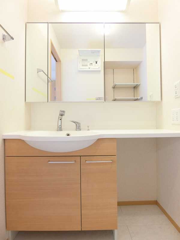 洗面設備　※同物件の別部屋です。