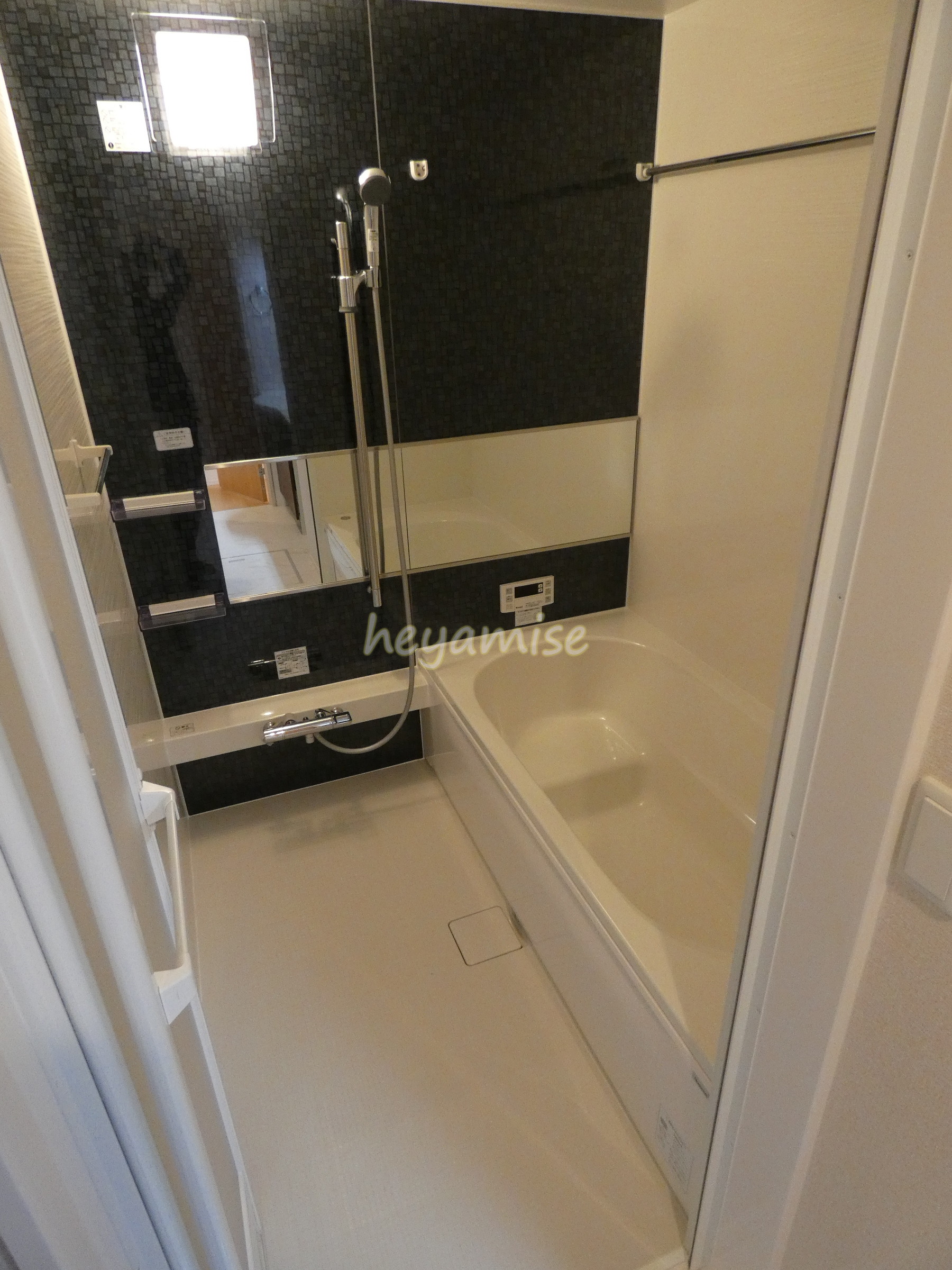 バス・シャワールーム　浴室は男性も足を伸ばせて入れる一坪風呂です☆