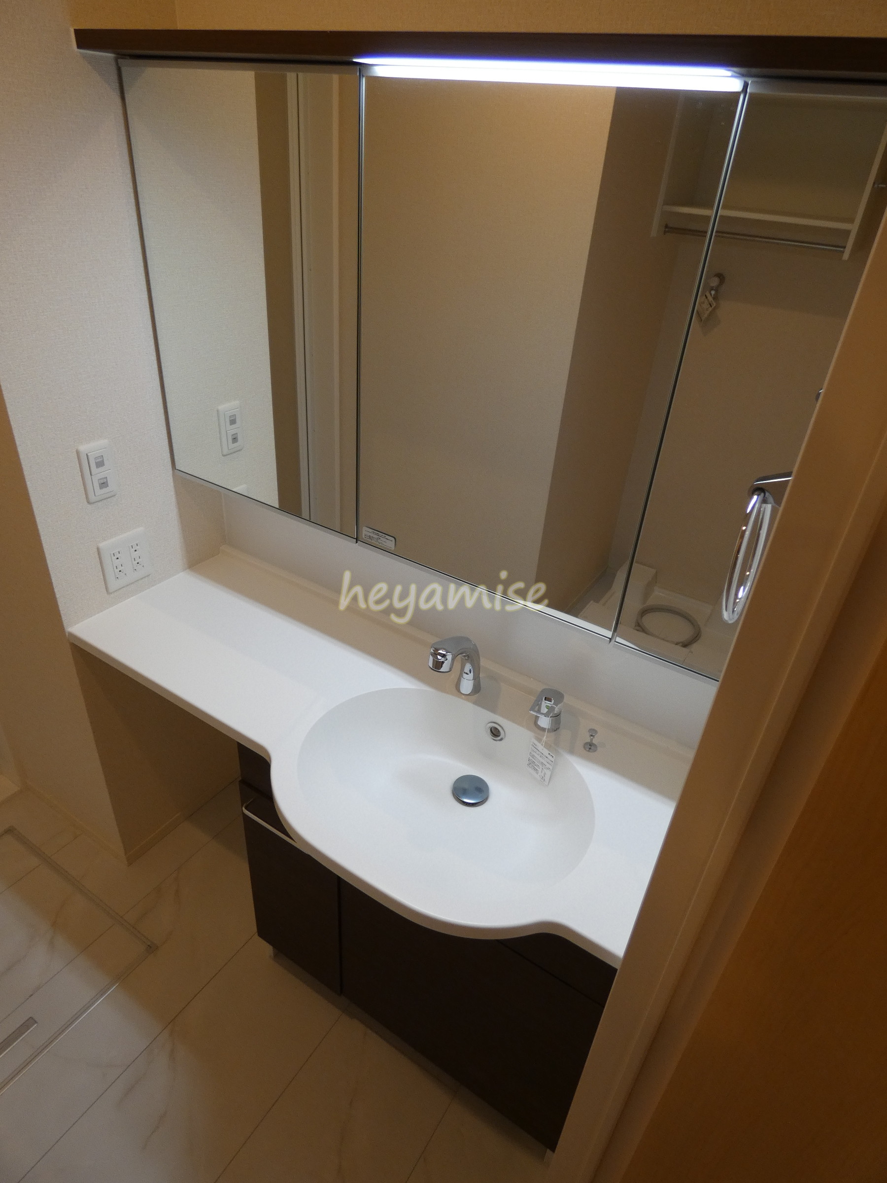 洗面設備　三面鏡洗面台にシャワー付きなので寝ぐせ直しも楽にできます☆