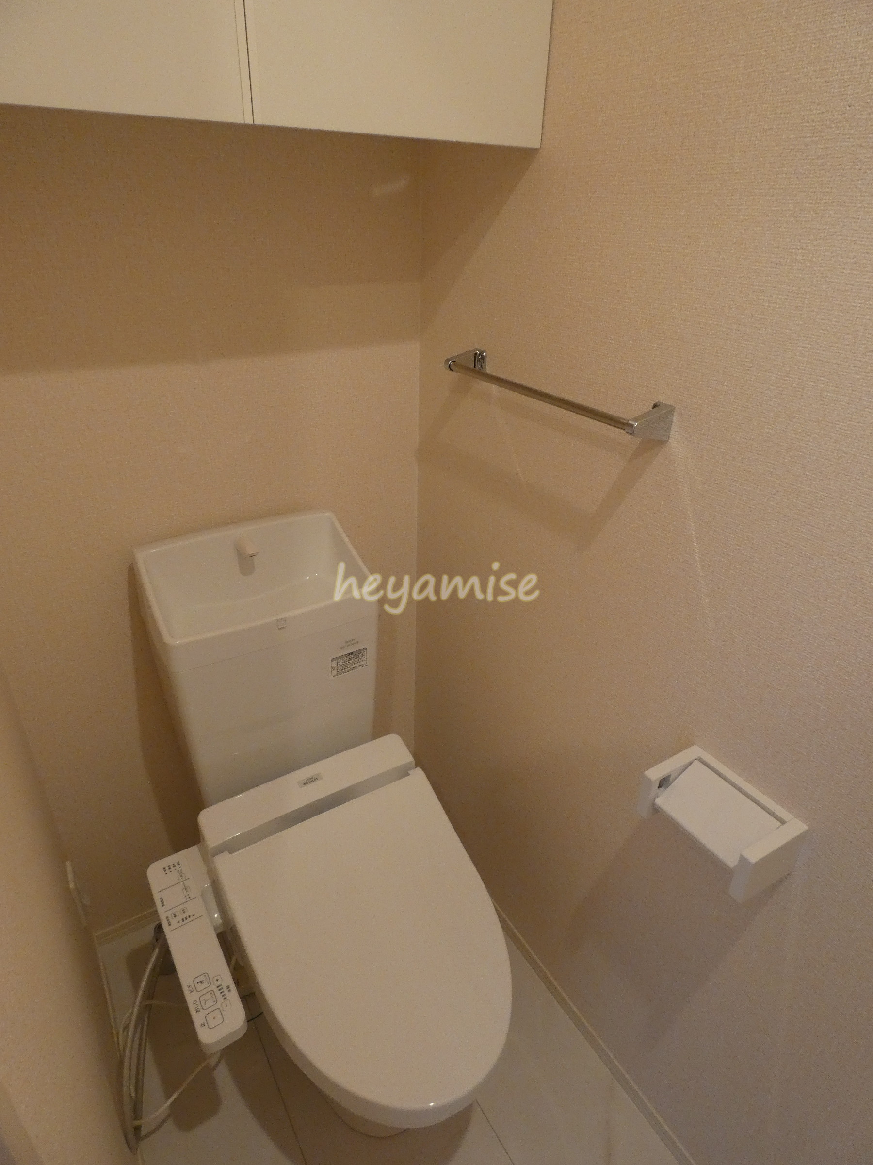 トイレ　温水洗浄暖房便座付き、上部には便利な棚も付いています♪