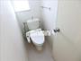 トイレ　温水洗浄便座付きのトイレです。