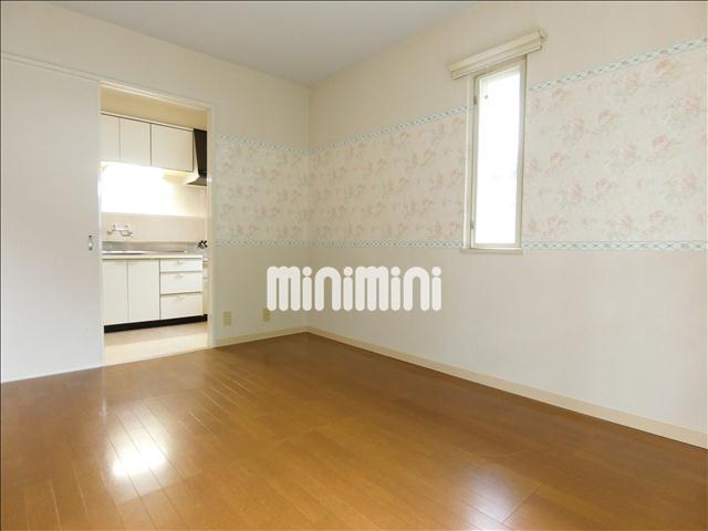 居室・リビング　角部屋で洋室には２面に窓があります。