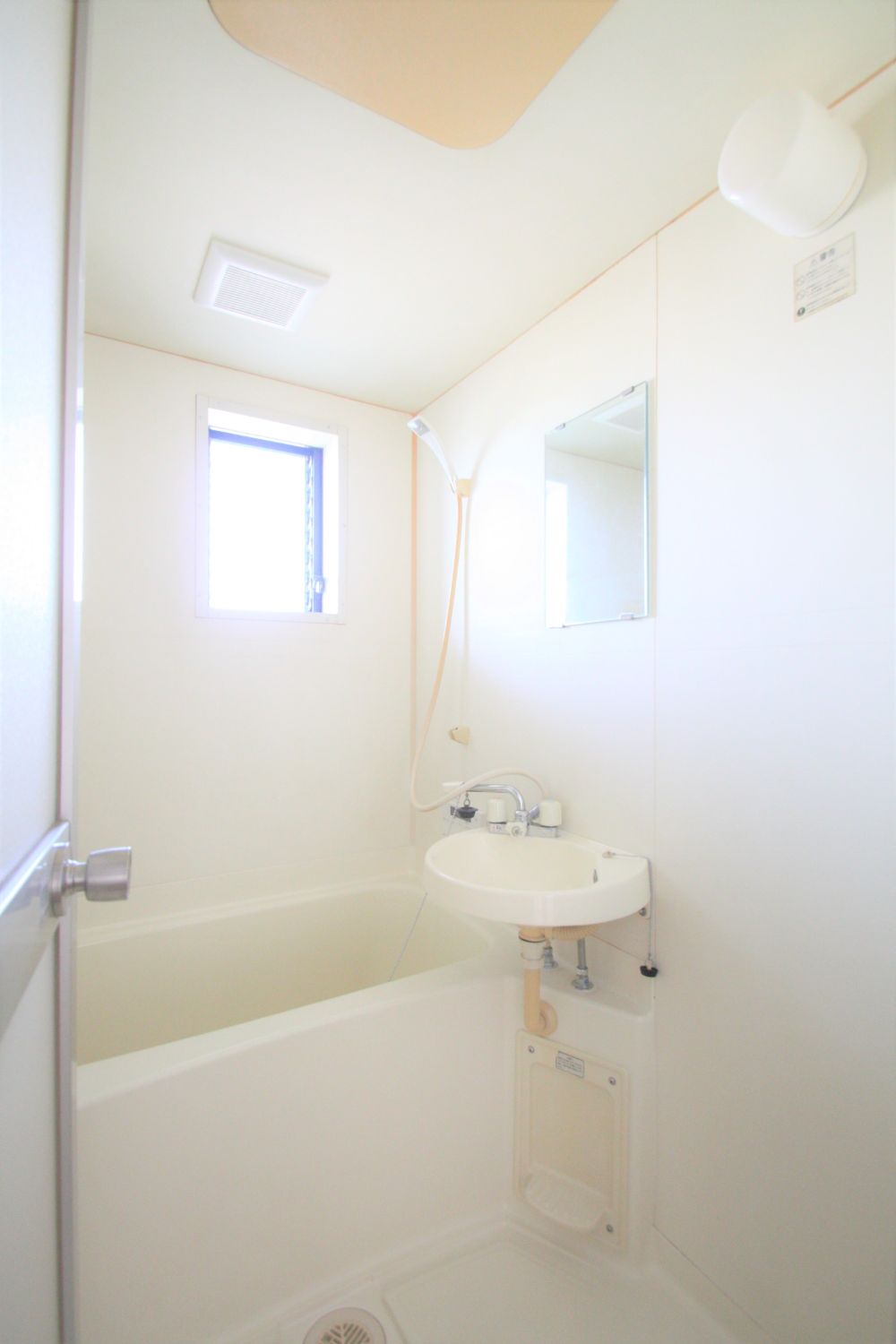 バス・シャワールーム　掃除しやすいユニットバス。丸洗いOK