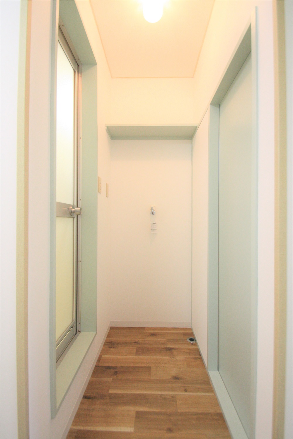 洗面設備　脱衣・洗濯スペース。吊り棚付