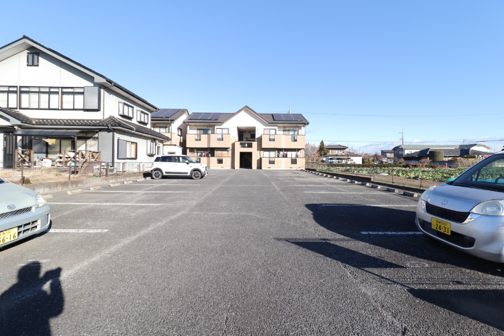 建物外観　駐車し易い広大な敷地に建つ物件♪
