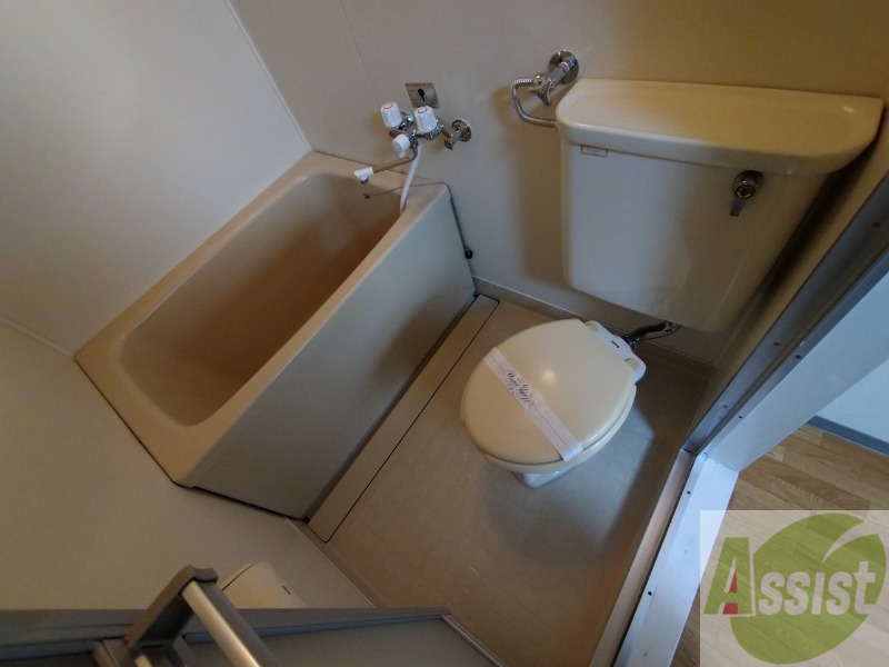 バス・シャワールーム　お風呂です。少し狭いですがシャワーするには十分ですね。