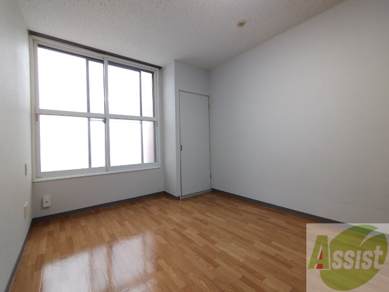 居室・リビング　リビングです。木目のフローリングが落ち着きますね。