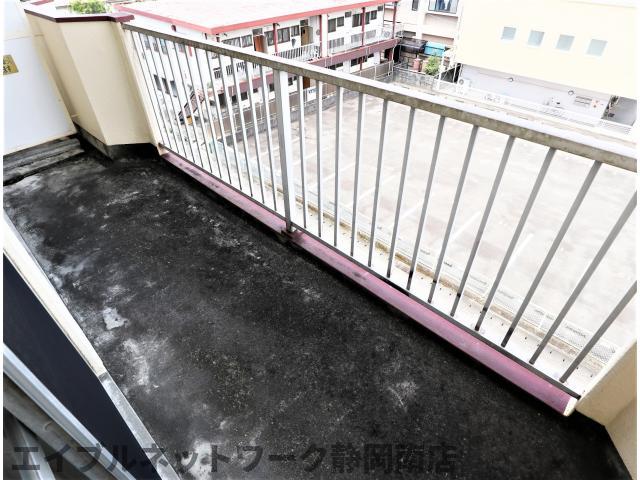 バルコニー　外からの目が気にならないバルコニーで洗濯物が干せます