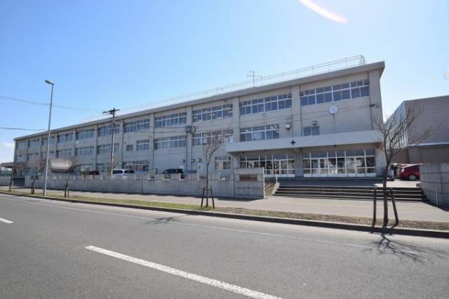 中学校　札幌市立札苗北中学校（中学校）まで1095m