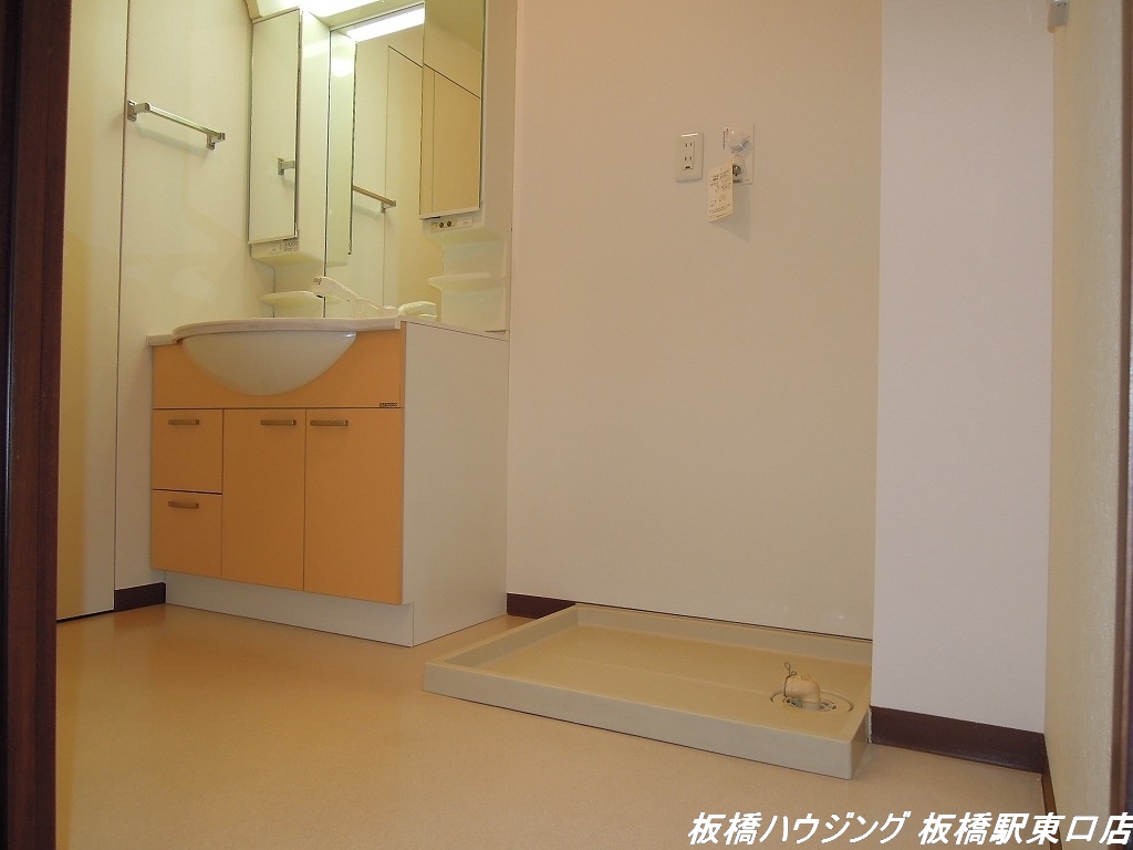 洗面設備　ゆったりとした脱衣所