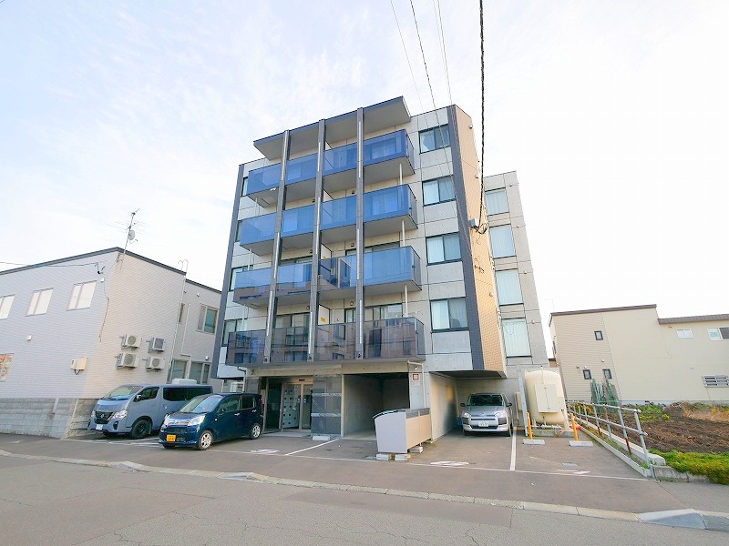 建物外観　JRも地下鉄も利用でき、コンビニなども近くて便利♪