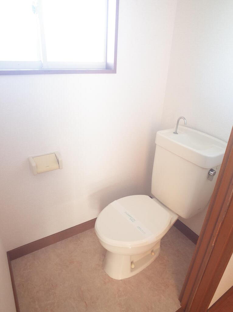 トイレ　大きめの窓で明るいトイレ