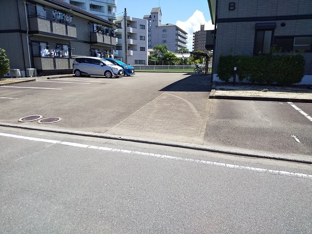 【松山市南江戸のアパートの駐車場】