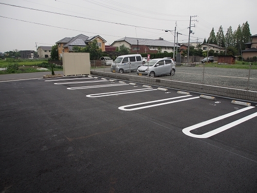 【姫路市仁豊野のアパートの駐車場】