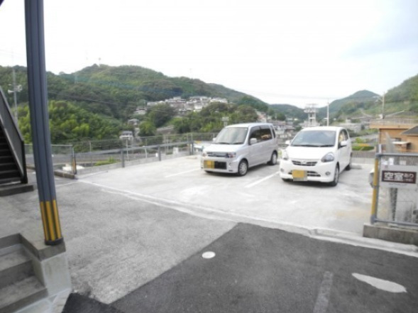 【長崎市川平町のアパートの駐車場】