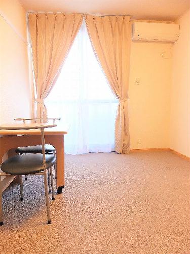 居室・リビング　カーペットのお部屋です