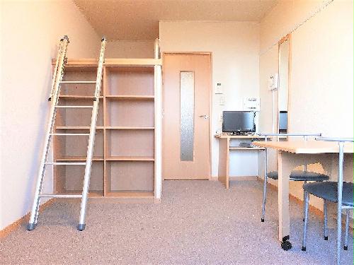 居室・リビング　ハイベッドタイプのお部屋です