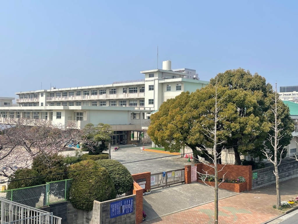 【北九州市八幡西区穴生のマンションの小学校】