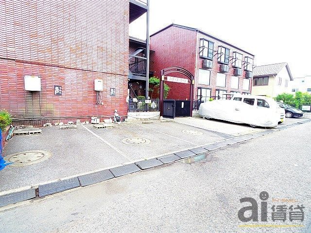 【小平市小川町のアパートの駐車場】