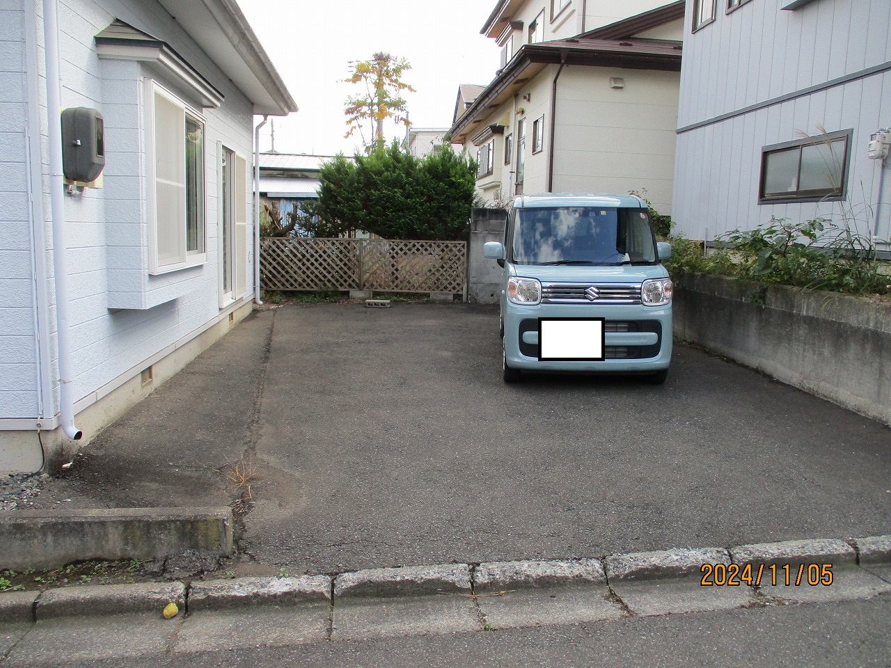 【花園貸家の駐車場】