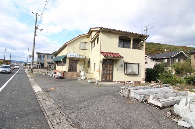 加茂店舗付き住居の建物外観